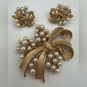 Crown Trifari Vintage Ribbon Brooch and Earring Set